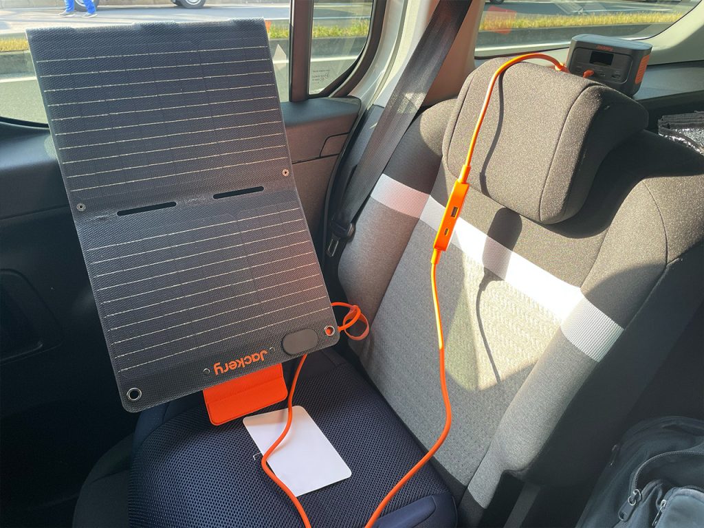 Jackeryのソーラーパネルとモバイルバッテリーをベルランゴ車中で充電中