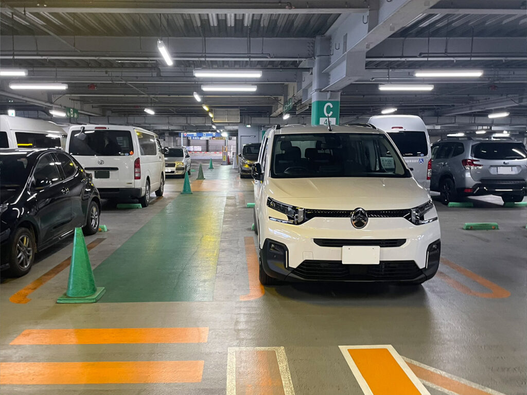 駐車場でも存在感ありのベルランゴ